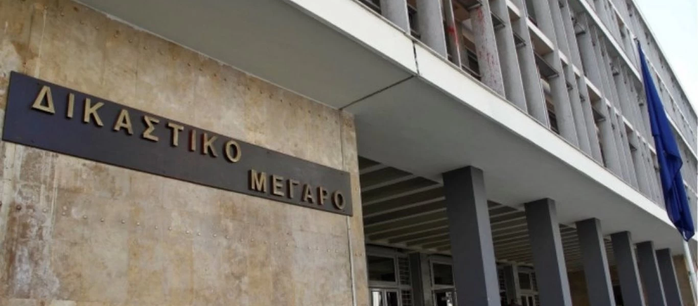 Θεσσαλονίκη: Άγριο ξύλο ανάμεσα σε Τσιγγάνους στο Δικαστικό Μέγαρο - Ένας αστυνομικός τραυματίας